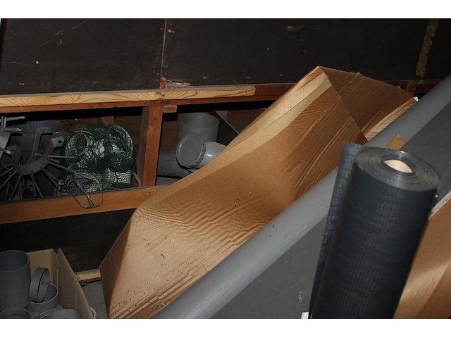 Pvc koppelstukken, beugels, uitlopen, bochten, etc. in houten stelling. - afbeelding 5 van  5