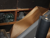 Pvc koppelstukken, beugels, uitlopen, bochten, etc. in houten stelling. - afbeelding 5 van  5