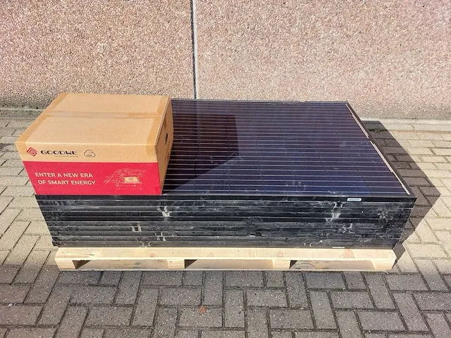 Q.cell - qpeak blk-g4.1 - set van 11 gebruikte full black zonnepanelen (295 wp) en 1 nieuwe goodwe gw3000t-ds-wifi omvormer - afbeelding 1 van  6
