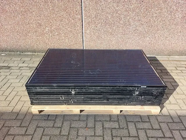 Q.cell - qpeak blk-g4.1 - set van 11 gebruikte full black zonnepanelen (295 wp) en 1 nieuwe goodwe gw3000t-ds-wifi omvormer - afbeelding 2 van  6
