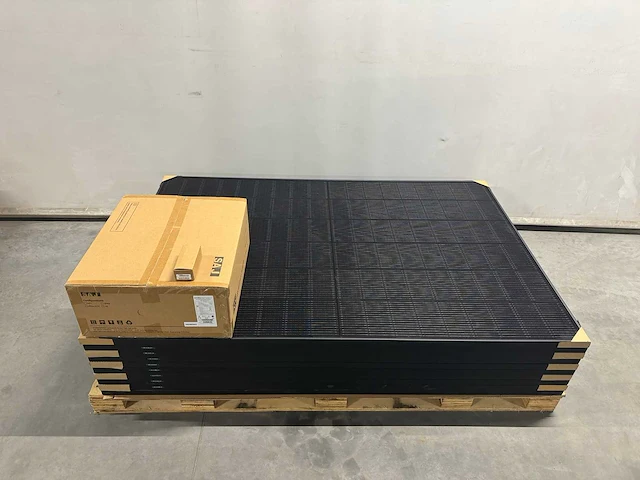 Qn - set van 10 full black zonnepanelen (420 wp) met saj 4.0 omvormer met wifi (1-fase) - afbeelding 1 van  10