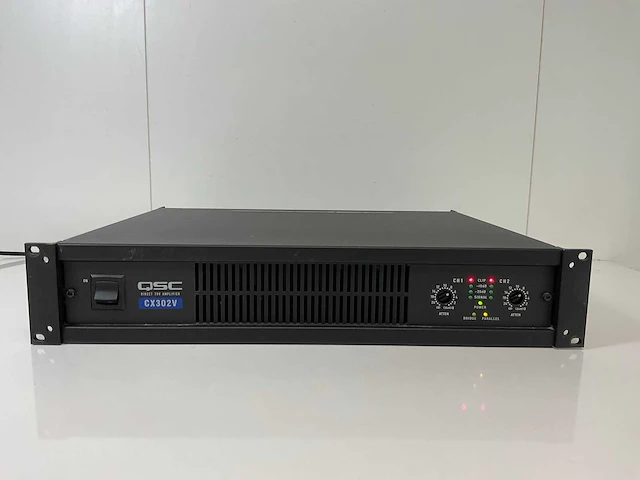 Qsc (cx302v), audio 2-channel 300 w power amplifier rack - afbeelding 1 van  7