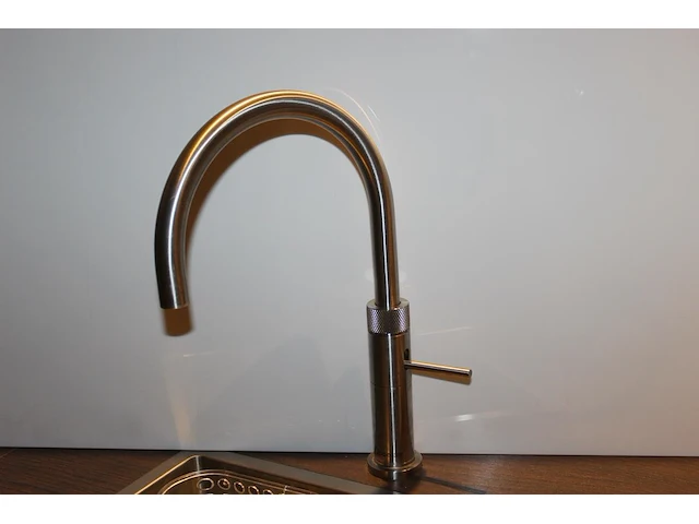 Quooker kokend water kraan met een 7 liter combi + e buffervat. - afbeelding 1 van  3
