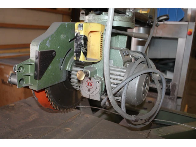 Radiaal afkortzaag dewalt op metalen onderstel, 380 volt. - afbeelding 2 van  2