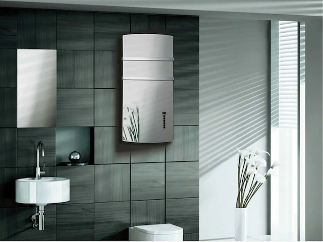 Radialight spiegel designradiator 52x105 cm met handdoek houders - afbeelding 1 van  3