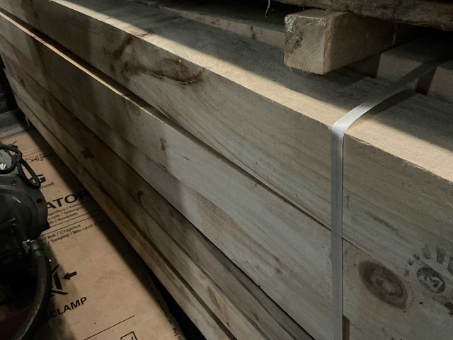 Radiata pine eiken balken en boomstammen (42x) - afbeelding 2 van  3