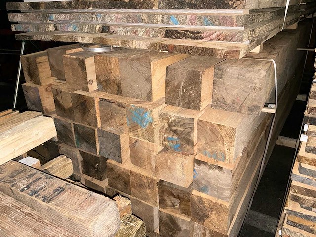 Radiata pine eiken balken en boomstammen (42x) - afbeelding 3 van  3