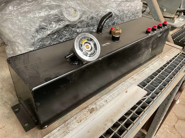 Radiator tank - afbeelding 1 van  5