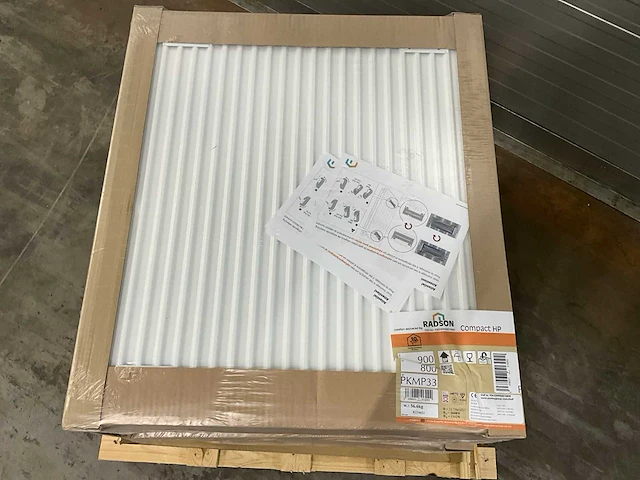 Radson compact hp 33 paneelradiator 2608w (3x) - afbeelding 1 van  4