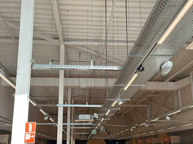 Railsysteem met 37 led spots en 70 tl-2- lineaire armaturen. - afbeelding 1 van  11