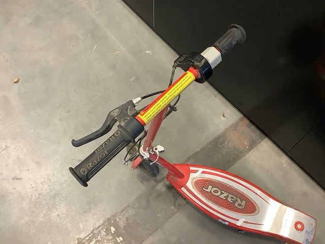 Razor e100 elektrische step - afbeelding 3 van  6