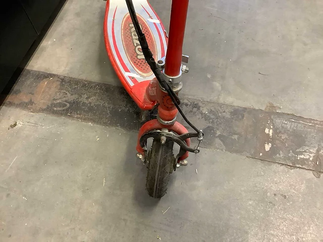 Razor e100 elektrische step - afbeelding 5 van  6