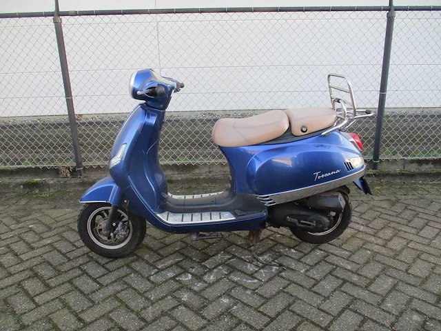 Razzo - snorscooter - toscana riva - scooter - afbeelding 1 van  11
