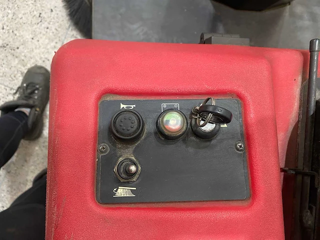 Rcm - atom plus - straatveegmachine - afbeelding 8 van  10