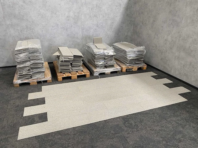 Re-use tapijttegels +/- 150m2 - afbeelding 1 van  7
