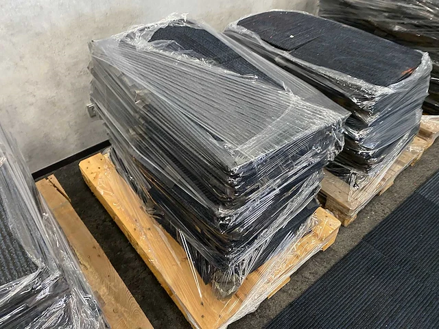 Re-use tapijttegels +/- 250m2 - afbeelding 8 van  10