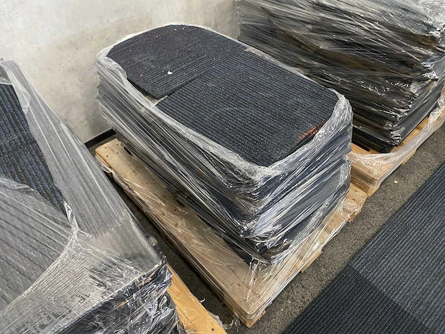 Re-use tapijttegels +/- 250m2 - afbeelding 9 van  10