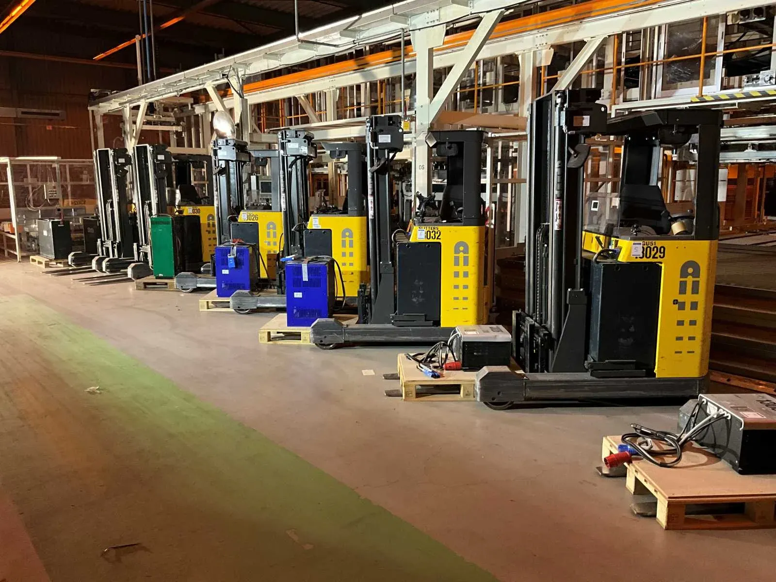 Reachtrucks, werkplaatsinventaris, procesapparatuur i.v.m. heroriëntering productiefaciliteit