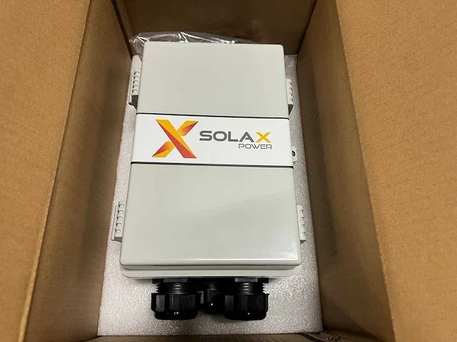 Rec - set van 10 full black zonnepanelen (405 wp) met solax 3.7k hybride omvormer en solax 5.8 kwh batterij t.b.v opslag - afbeelding 18 van  26