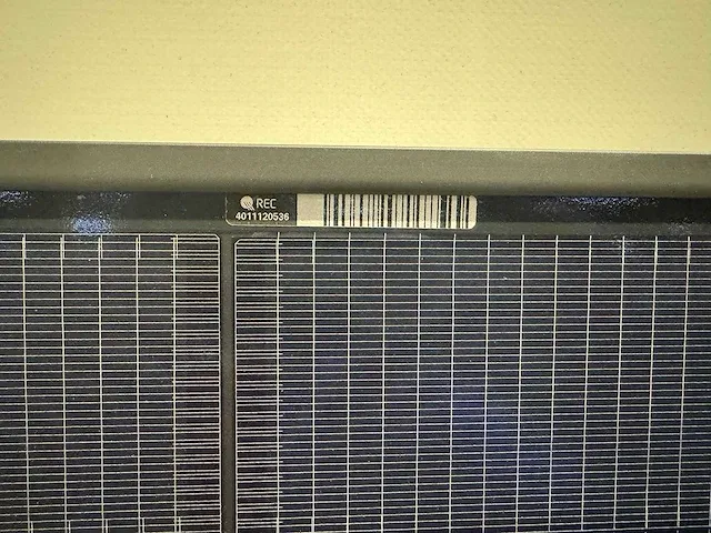 Rec - set van 10 full black zonnepanelen (405 wp) met solax 3.7k hybride omvormer en solax 5.8 kwh batterij t.b.v opslag - afbeelding 22 van  26