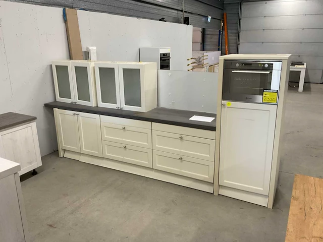 Recht opgestelde keuken 370 cm met apparatuur - afbeelding 13 van  14