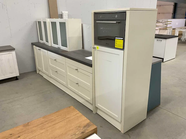 Recht opgestelde keuken 370 cm met apparatuur - afbeelding 14 van  14