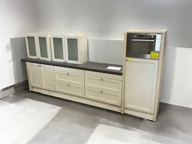 Recht opgestelde keuken 370 cm met apparatuur - afbeelding 1 van  14