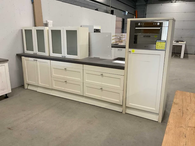 Recht opgestelde keuken 370 cm met apparatuur - afbeelding 2 van  14