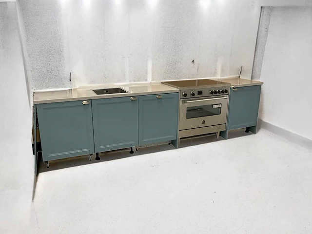Recht opgestelde keuken met apparatuur (c) - afbeelding 1 van  14