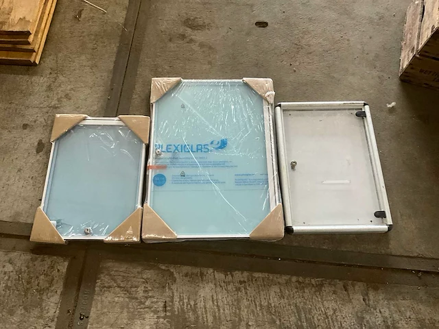 Reclame afsluitbare kast (3x) - afbeelding 1 van  4
