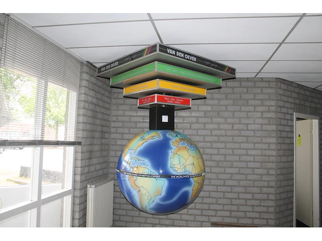 Reclamedisplay wereldbol. afmeting 120 x 120 x 180 cm. - afbeelding 1 van  3
