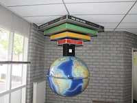 Reclamedisplay wereldbol. afmeting 120 x 120 x 180 cm.