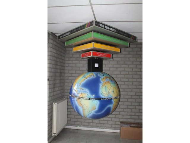 Reclamedisplay wereldbol. afmeting 120 x 120 x 180 cm. - afbeelding 2 van  3