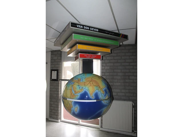 Reclamedisplay wereldbol. afmeting 120 x 120 x 180 cm. - afbeelding 3 van  3
