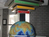 Reclamedisplay wereldbol. afmeting 120 x 120 x 180 cm. - afbeelding 3 van  3