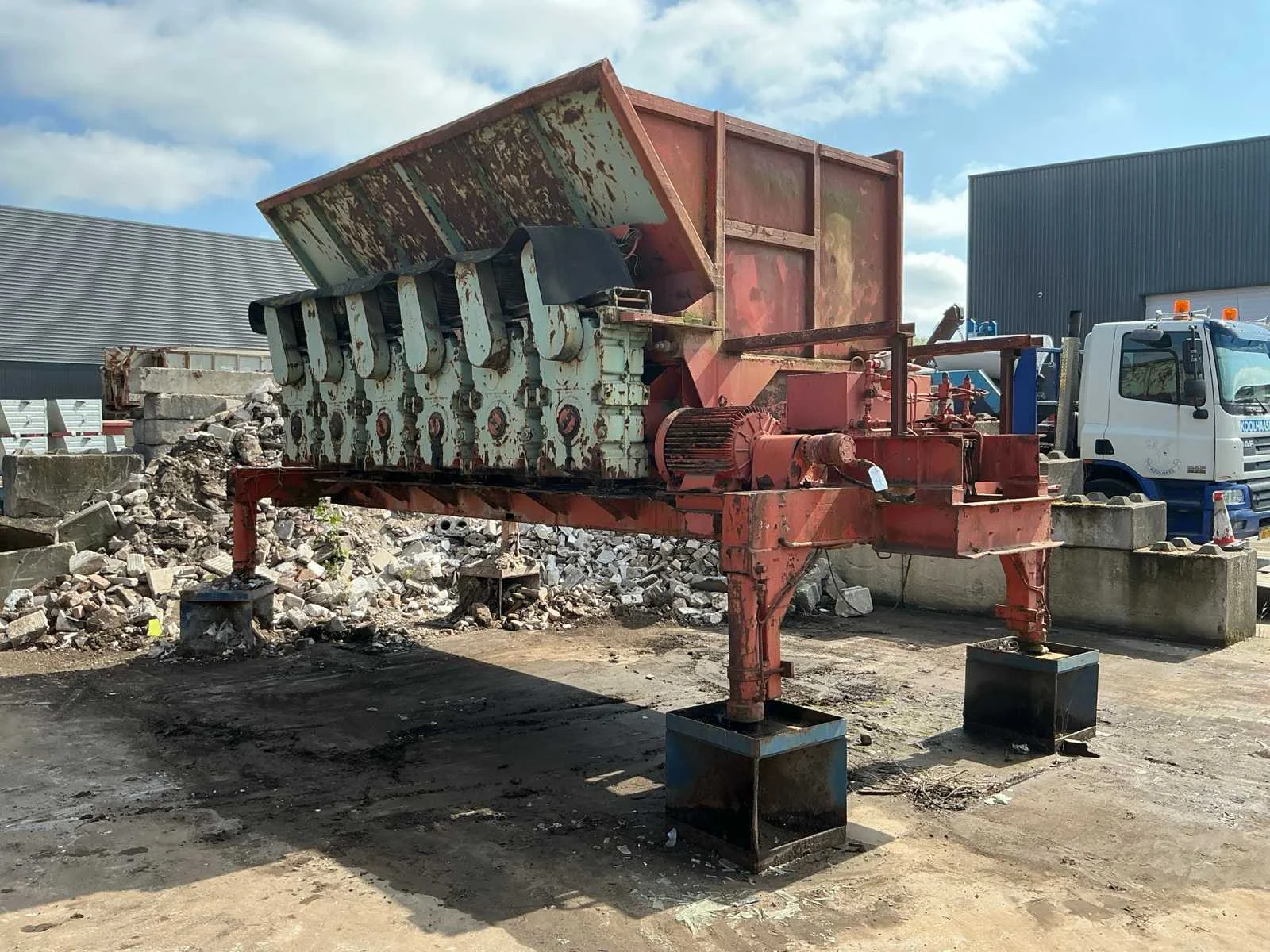 Recycling machines, containers, trekkers, trailers, wegens reorganisatie