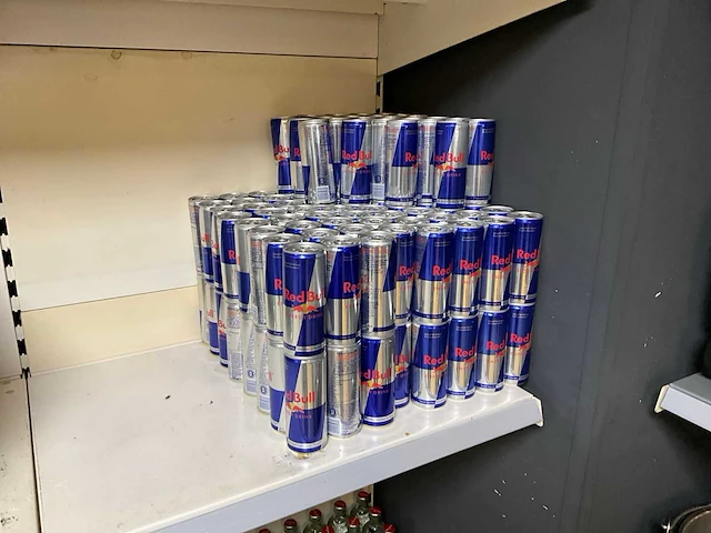 Red bull blikjes met inhoud (150x) - afbeelding 1 van  4