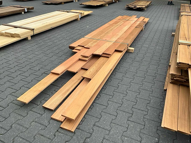 Red ceder plank (2750-5200x140x18mm) (35x) - afbeelding 1 van  4