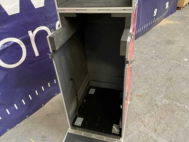 Red flightcase - afbeelding 9 van  10