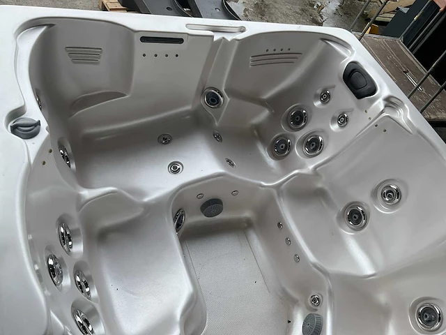 Reflections spa’s jacuzzi - afbeelding 6 van  17