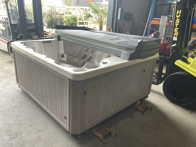 Reflections spa’s jacuzzi - afbeelding 12 van  17