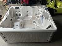 Reflections spa’s jacuzzi - afbeelding 14 van  17