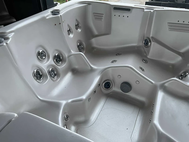 Reflections spa’s jacuzzi - afbeelding 15 van  17
