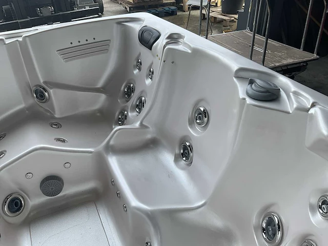 Reflections spa’s jacuzzi - afbeelding 16 van  17