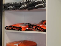 Regenkleding werkoveralls truien en broeken in kast ruim 35 stuks. - afbeelding 2 van  3