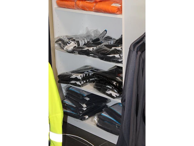 Regenkleding werkoveralls truien en broeken in kast ruim 35 stuks. - afbeelding 3 van  3