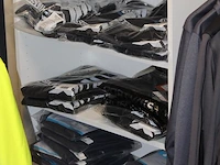 Regenkleding werkoveralls truien en broeken in kast ruim 35 stuks. - afbeelding 3 van  3