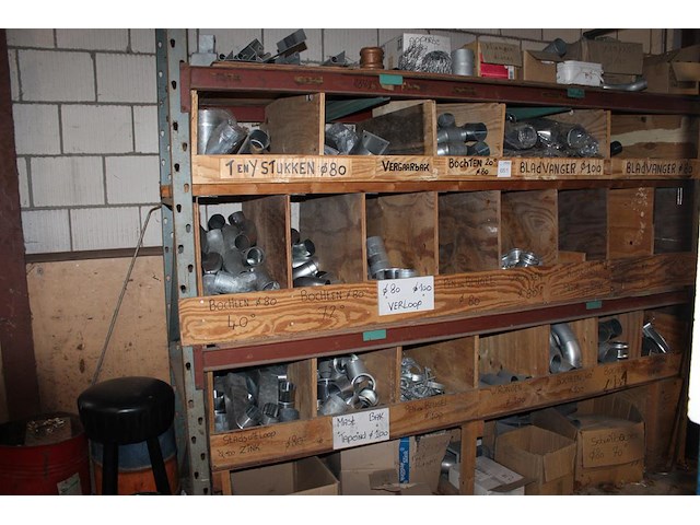 Regenwaterafvoer producten in kast w.o. wrongen, bladvangers, tapbuizen, bochten, pen en beugels en stadsui... - afbeelding 1 van  7