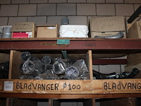 Regenwaterafvoer producten in kast w.o. wrongen, bladvangers, tapbuizen, bochten, pen en beugels en stadsui... - afbeelding 2 van  7