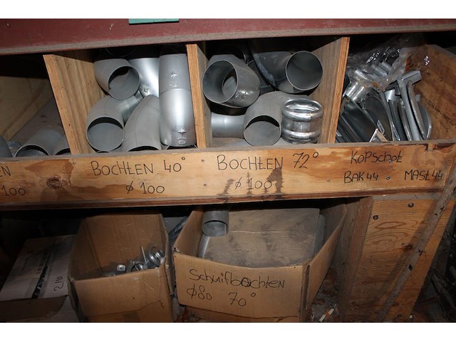 Regenwaterafvoer producten in kast w.o. wrongen, bladvangers, tapbuizen, bochten, pen en beugels en stadsui... - afbeelding 4 van  7